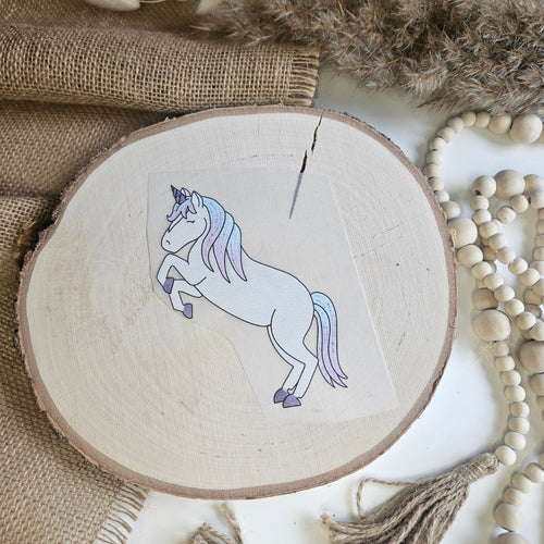 "Einhorn" Bügelbild zum Aufbügeln – steigendes Einhorn-Motiv im Aquarellstil mit hellblauer Mähne auf Holzscheibe, handmade | Little Falili
