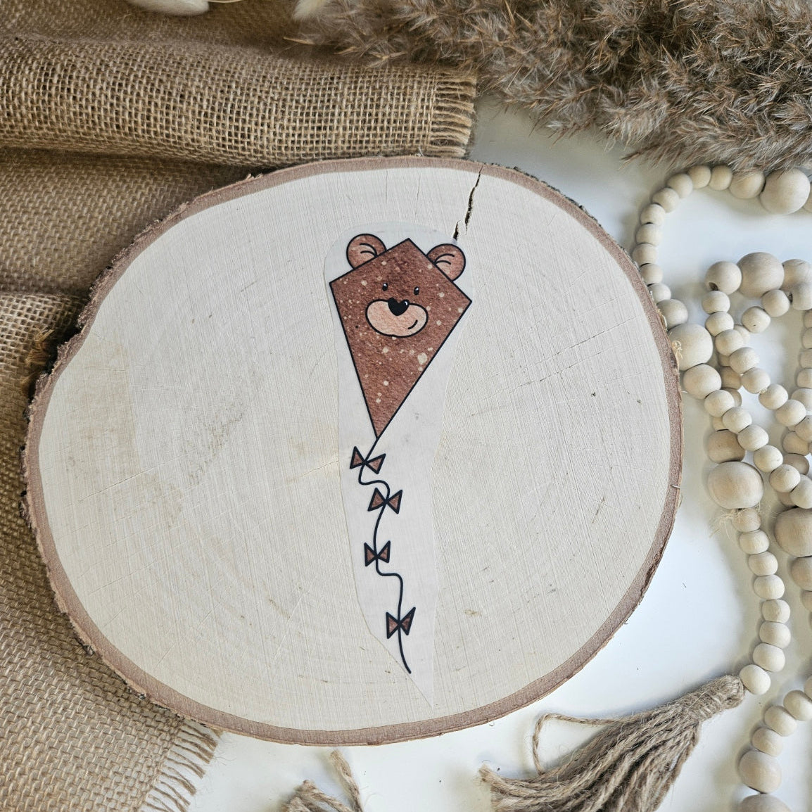 "Drache Bär" Bügelbild zum Aufbügeln – niedliches Bären-Drachen-Motiv im Aquarellstil auf Holzscheibe, handmade | Little Falili
