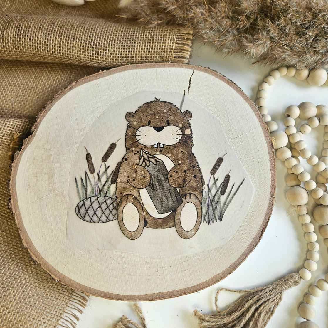 "Biber" Bügelbild zum Aufbügeln – niedlicher Biber mit Zweig zwischen Schilf im Aquarellstil auf Holzscheibe, handmade | Little Falili
