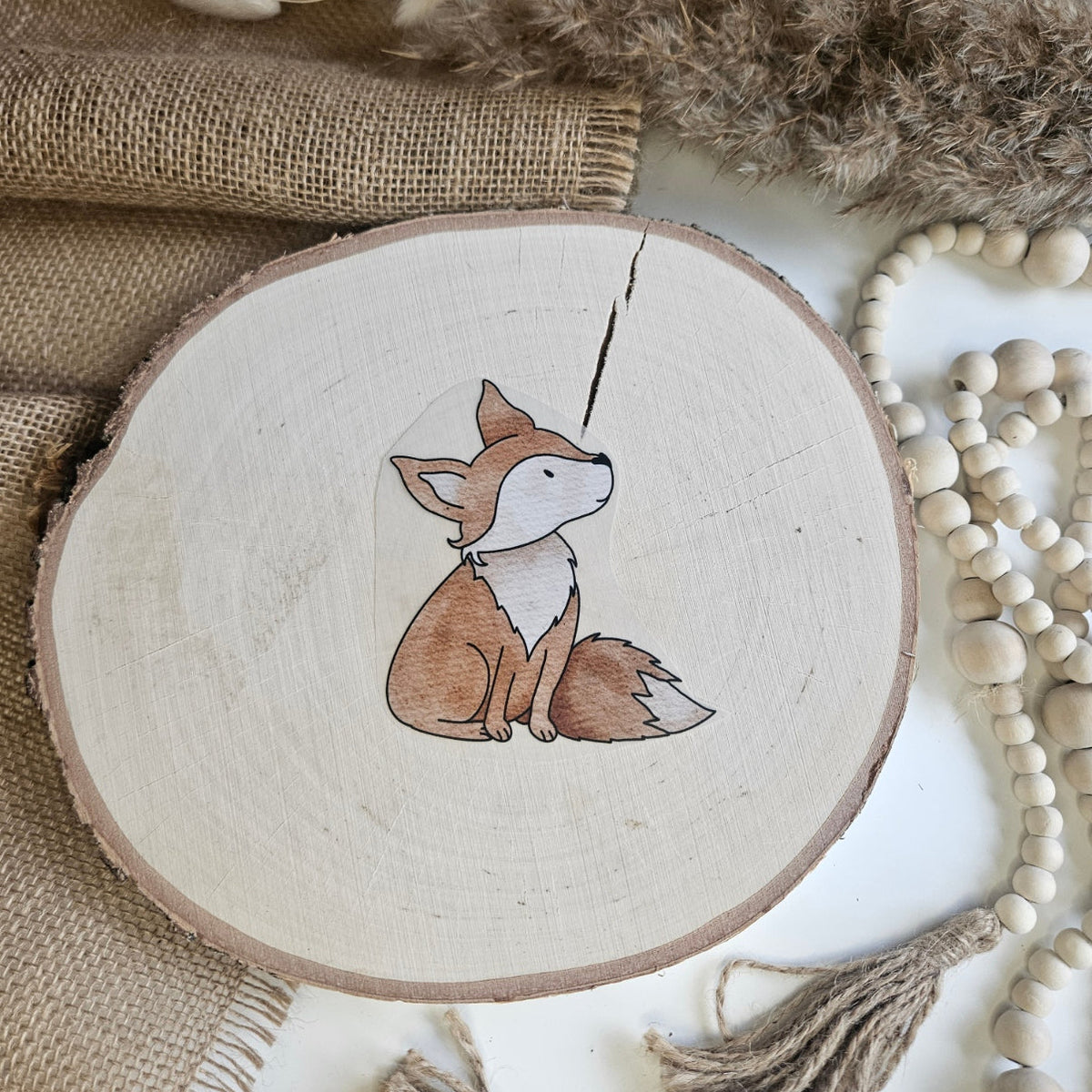 "Fuchs 2" Bügelbild zum Aufbügeln – niedlicher sitzender Fuchs nach oben schauend im Aquarellstil auf Holzscheibe, handmade | Little Falili
