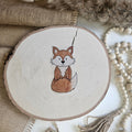 "Fuchs 1" Bügelbild zum Aufbügeln – niedlicher sitzender Fuchs frontal im Aquarellstil auf Holzscheibe, handmade | Little Falili
