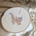 "Axel 2 Bügelbild zum Aufbügeln – niedlicher Axolotl frontal im Aquarellstil auf Holzscheibe, handmade | Little Falili
