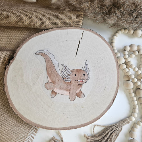 "Axel 2 Bügelbild zum Aufbügeln – niedlicher Axolotl frontal im Aquarellstil auf Holzscheibe, handmade | Little Falili
