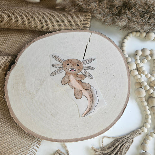 "Axel 1" Bügelbild zum Aufbügeln – niedlicher Axolotl im Aquarellstil auf Holzscheibe, handmade | Little Falili
