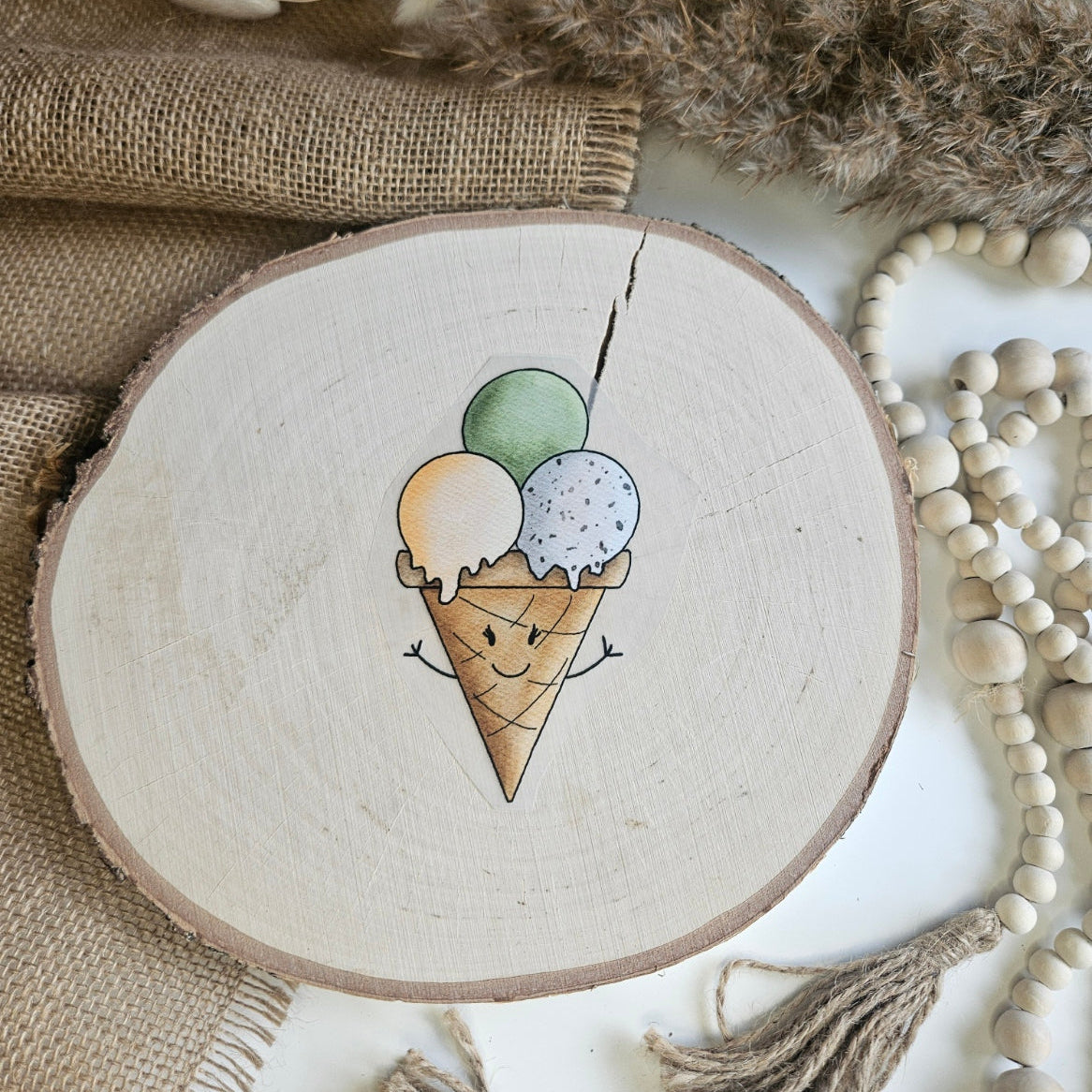 "Eis" Bügelbild zum Aufbügeln – niedliche lächelnde Eistüte mit drei Kugeln im Aquarellstil auf Holzscheibe, handmade | Little Falili
