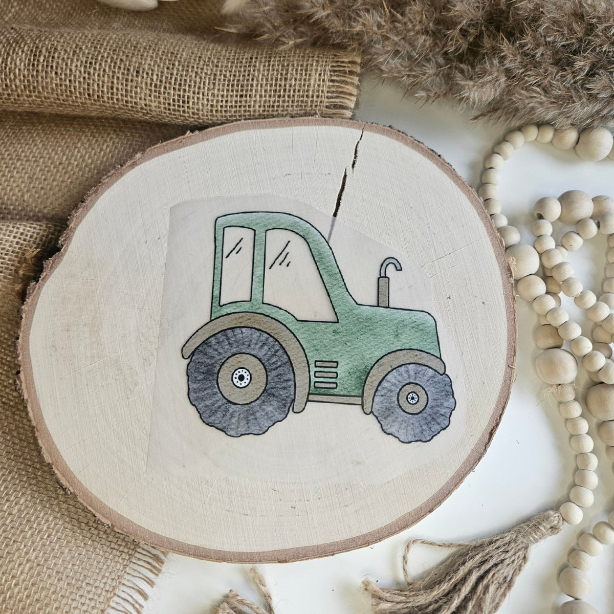 "Traktor" Bügelbild zum Aufbügeln – niedlicher grüner Traktor im Aquarellstil auf Holzscheibe, handmade | Little Falili
