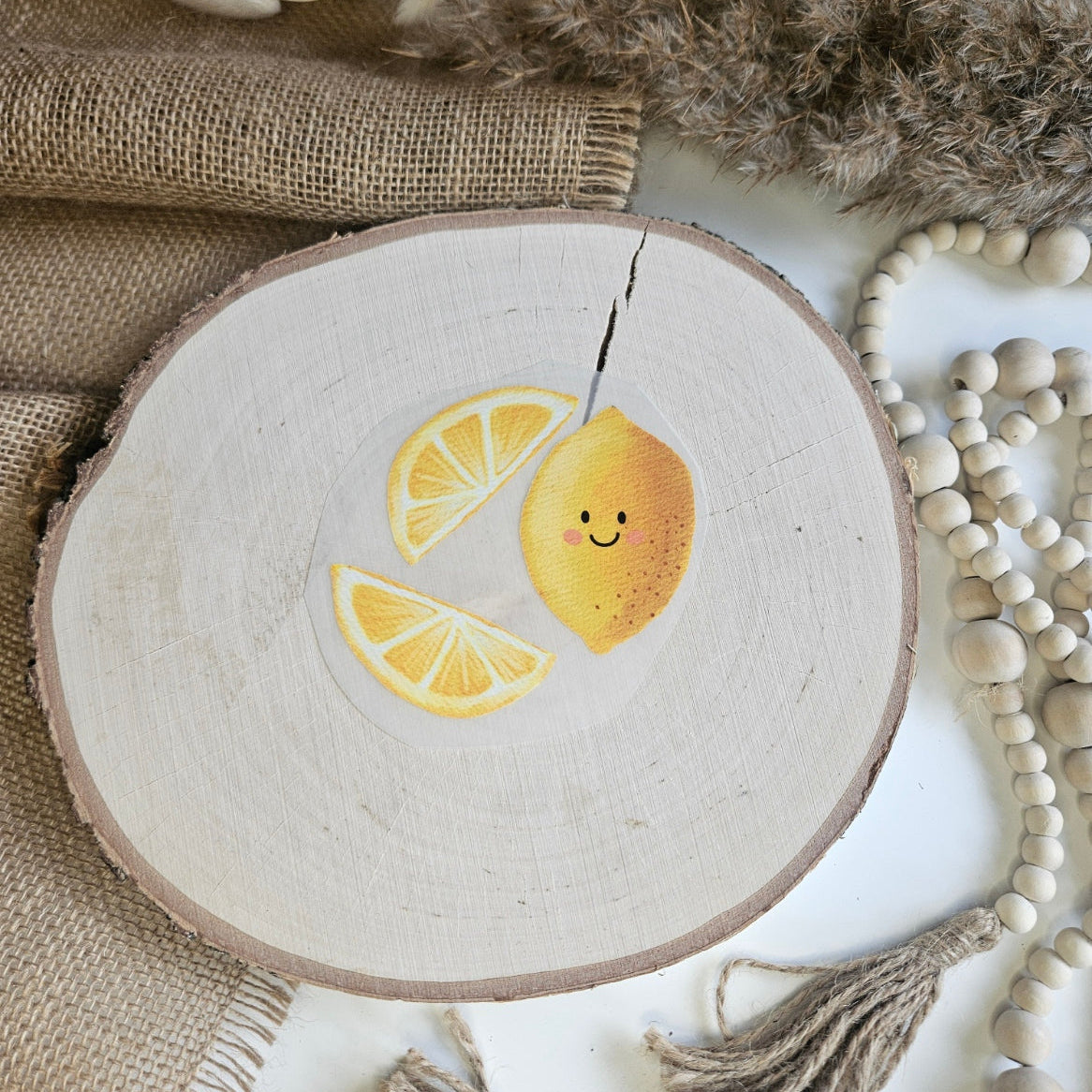 "Zitronen" Bügelbild zum Aufbügeln – niedliche lächelnde Zitrone mit Zitronenscheiben im Aquarellstil auf Holzscheibe, handmade | Little Falili
