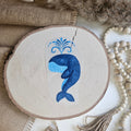 "Waltraud" Bügelbild zum Aufbügeln – niedlicher blauer Wal mit Wasserfontäne im Aquarellstil auf Holzscheibe, handmade | Little Falili

