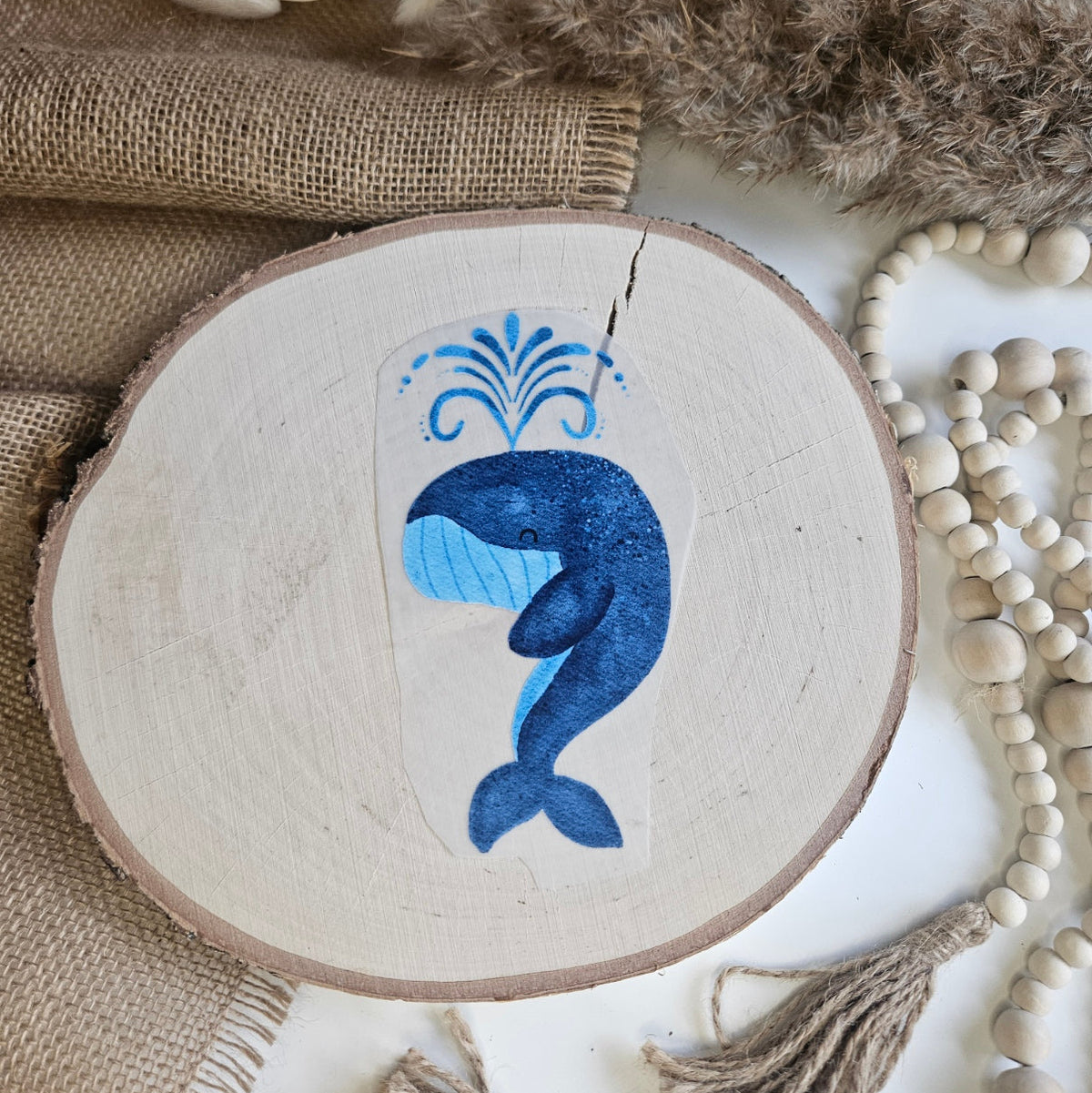 "Waltraud" Bügelbild zum Aufbügeln – niedlicher blauer Wal mit Wasserfontäne im Aquarellstil auf Holzscheibe, handmade | Little Falili
