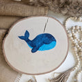 "Waldemar" Bügelbild zum Aufbügeln – niedlicher kleiner blauer Wal im Aquarellstil auf Holzscheibe, handmade | Little Falili
