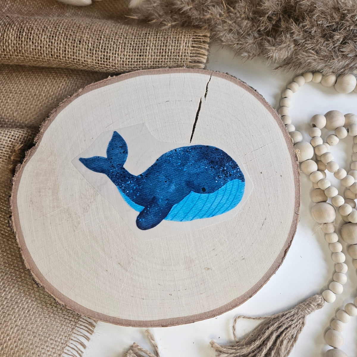 "Waldemar" Bügelbild zum Aufbügeln – niedlicher kleiner blauer Wal im Aquarellstil auf Holzscheibe, handmade | Little Falili
