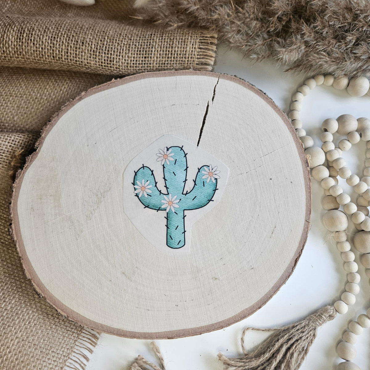 "Kaktus" Bügelbild zum Aufbügeln – niedlicher türkiser Kaktus mit weißen Blüten im Aquarellstil auf Holzscheibe, handmade | Little Falili
