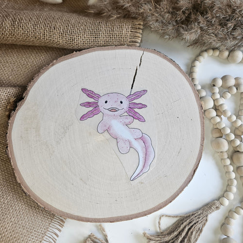 "Lotti 1" Bügelbild zum Aufbügeln – niedlicher rosa Axolotl mit lila Kiemen im Aquarellstil auf Holzscheibe, handmade | Little Falili

