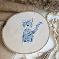 "Leoni" Bügelbild zum Aufbügeln – niedlicher grauer Schneeleopard mit Punkten im Aquarellstil auf Holzscheibe, handmade | Little Falili
