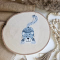 "Leo" Bügelbild zum Aufbügeln – niedlicher grauer Leopard von oben mit geschwungenem Schwanz im Aquarellstil auf Holzscheibe, handmade | Little Falili
