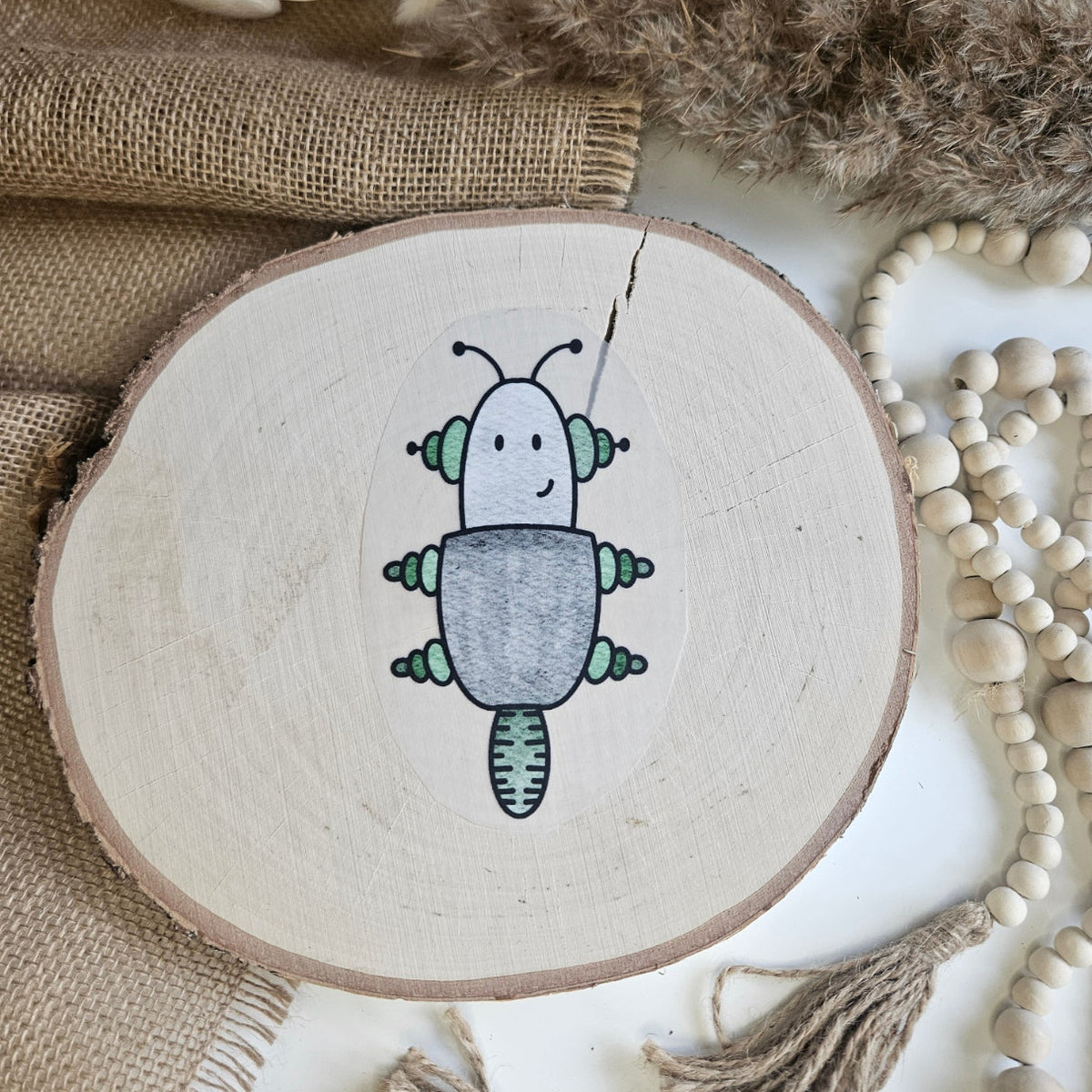 "Roboter 3" Bügelbild zum Aufbügeln – niedlicher grau-grüner Roboter mit Antennen im Aquarellstil auf Holzscheibe, handmade | Little Falili
