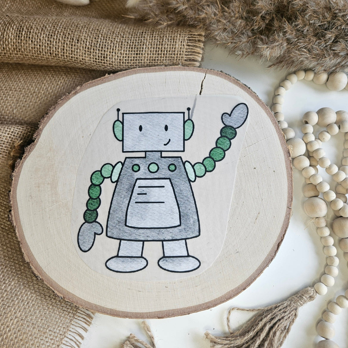 "Roboter 2" Bügelbild zum Aufbügeln – niedlicher grau-grüner Roboter mit winkenden Kugelarmen im Aquarellstil auf Holzscheibe, handmade | Little Falili
