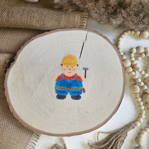 "Bauarbeiter" Bügelbild zum Aufbügeln – niedlicher Bauarbeiter mit gelbem Helm, blauer Latzhose und Hammer im Aquarellstil auf Holzscheibe, handmade | Little Falili
