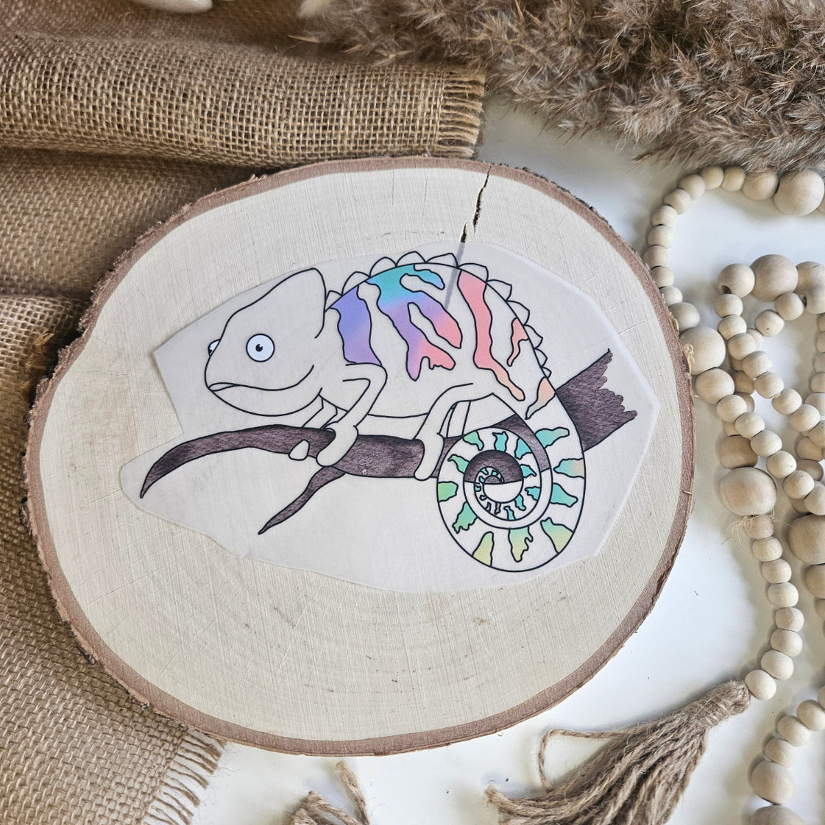 "Chamäleon" Bügelbild zum Aufbügeln – buntes Chamäleon mit Regenbogen-Rücken auf einem Ast im Aquarellstil auf Holzscheibe, handmade | Little Falili

