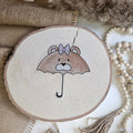 "Regenschirm Bärin" Bügelbild zum Aufbügeln – niedliche Bärin als Regenschirm mit gepunkteter Schleife im Aquarellstil auf Holzscheibe, handmade | Little Falili
