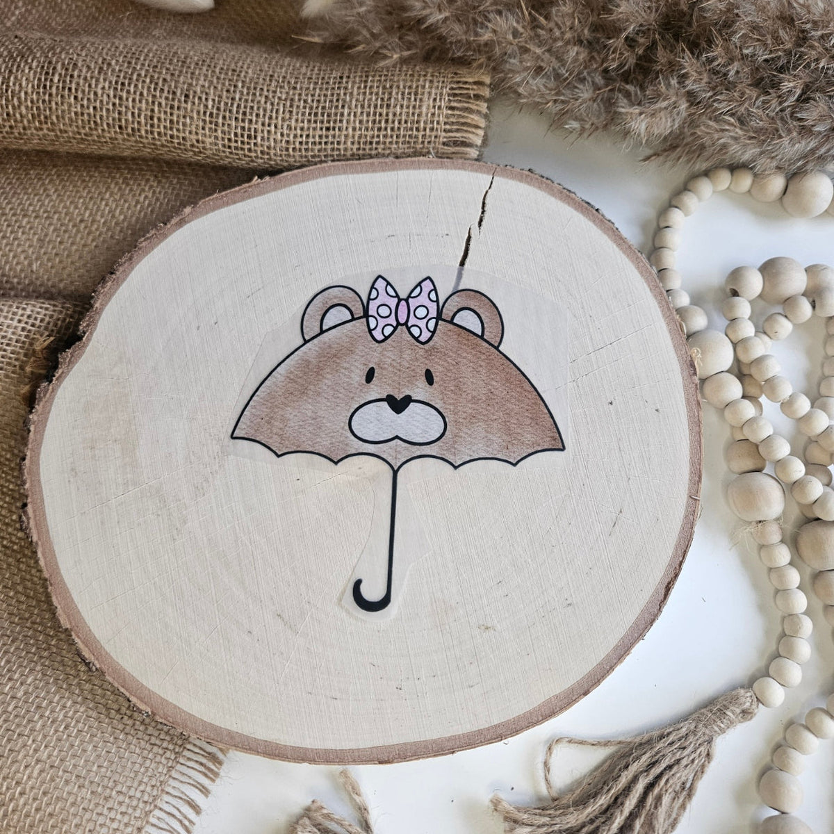 "Regenschirm Bärin" Bügelbild zum Aufbügeln – niedliche Bärin als Regenschirm mit gepunkteter Schleife im Aquarellstil auf Holzscheibe, handmade | Little Falili
