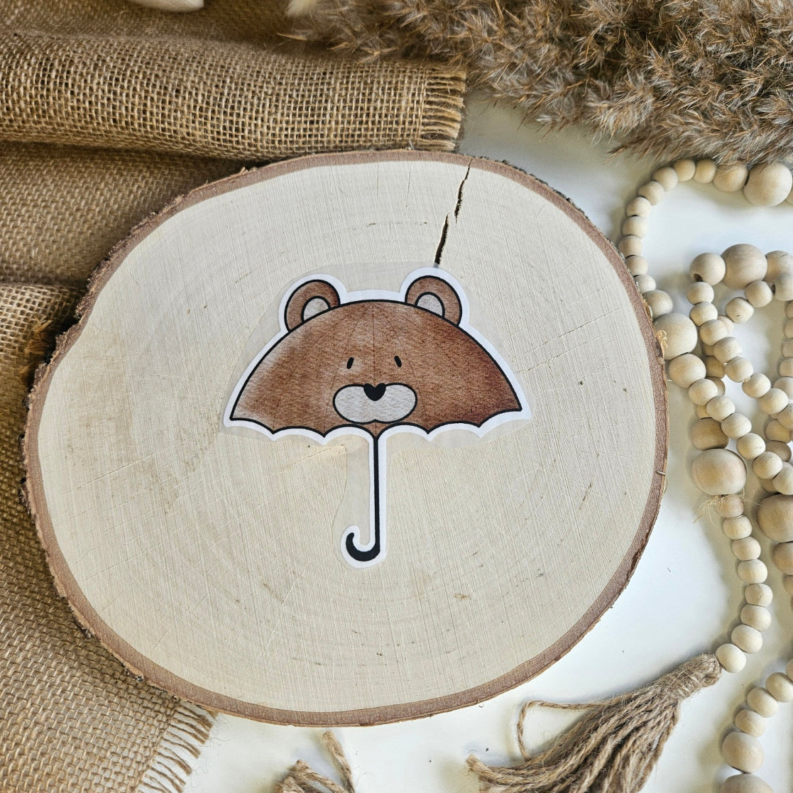 "Regenschirm Bär" Bügelbild zum Aufbügeln – niedlicher brauner Bär als Regenschirm im Aquarellstil auf Holzscheibe, handmade | Little Falili
