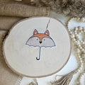"Regenschirm Fuchs" Bügelbild zum Aufbügeln – niedlicher orangefarbener Fuchs als Regenschirm im Aquarellstil auf Holzscheibe, handmade | Little Falili
