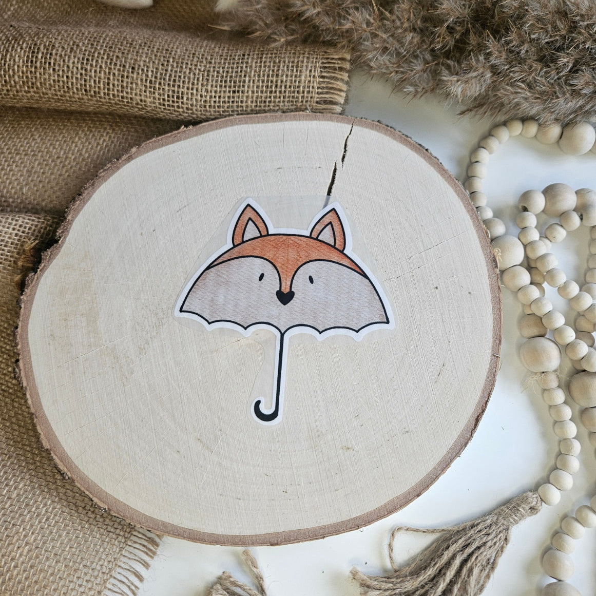 "Regenschirm Fuchs" Bügelbild zum Aufbügeln – niedlicher orangefarbener Fuchs als Regenschirm im Aquarellstil auf Holzscheibe, handmade | Little Falili
