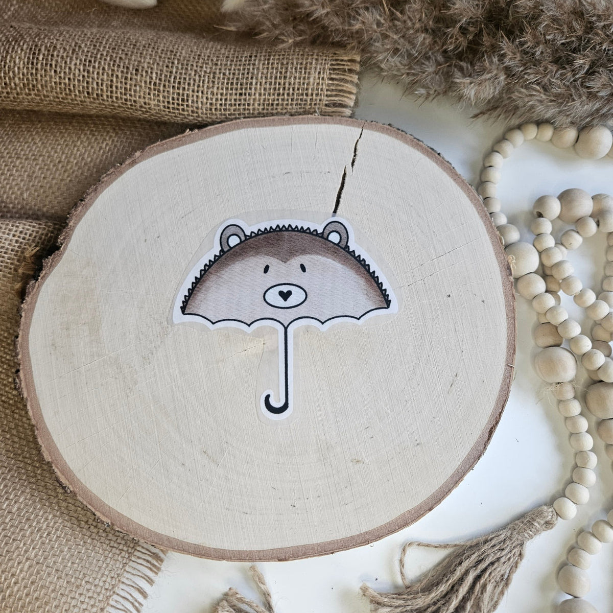 "Regenschirm Igel" Bügelbild zum Aufbügeln – niedlicher Igel als Regenschirm mit Herzchen im Aquarellstil auf Holzscheibe, handmade | Little Falili
