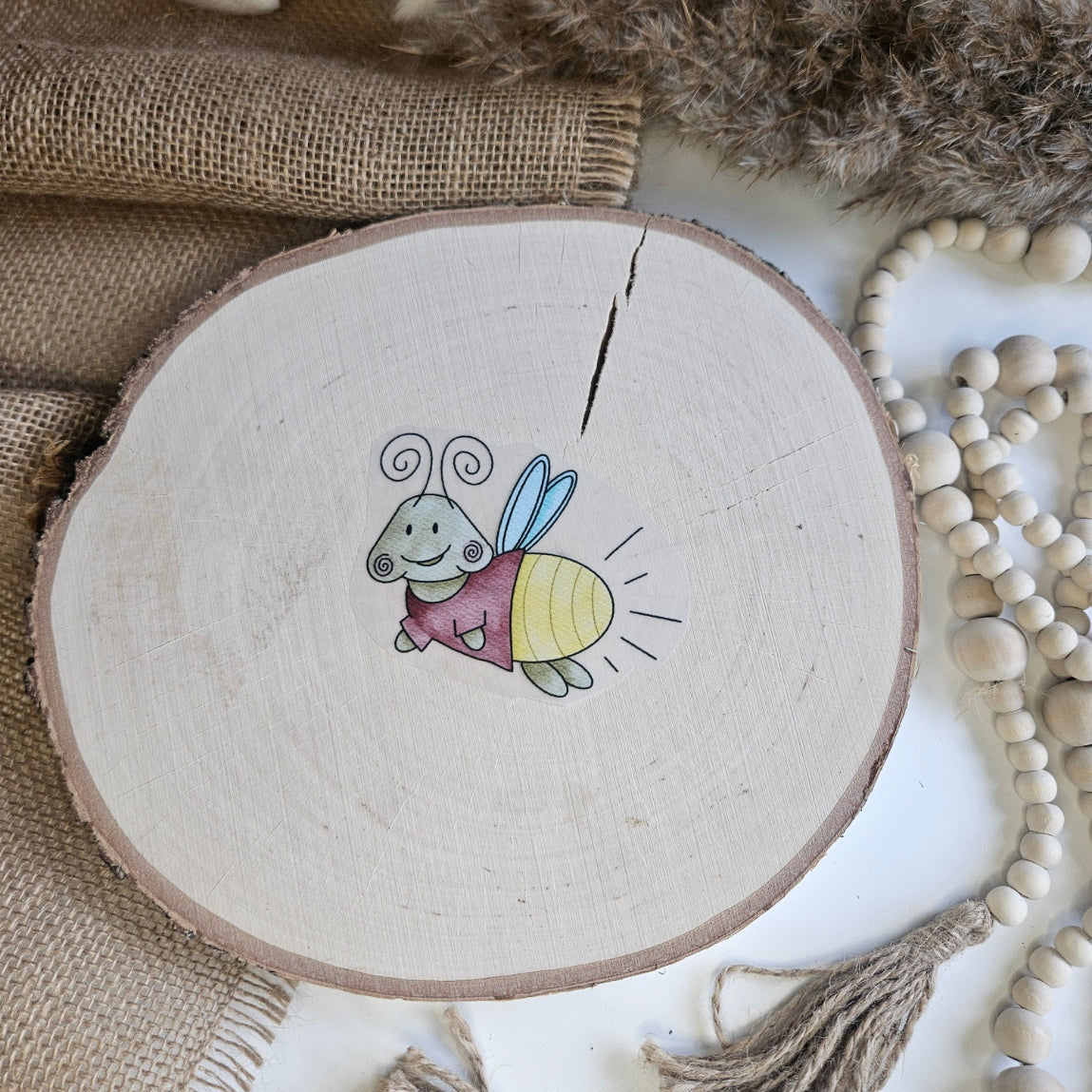 "Glühwürmchen" Bügelbild zum Aufbügeln – niedliches leuchtendes Glühwürmchen mit gelbem Hinterteil im Aquarellstil auf Holzscheibe, handmade | Little Falili
