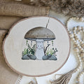 "Pilz braun" Bügelbild zum Aufbügeln – niedlicher lächelnder brauner Pilz mit Pflanzen und Steinen im Aquarellstil auf Holzscheibe, handmade | Little Falili
