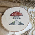 "Pilz rot" Bügelbild zum Aufbügeln – niedlicher lächelnder roter Fliegenpilz mit Pflanzen und Steinen im Aquarellstil auf Holzscheibe, handmade | Little Falili
