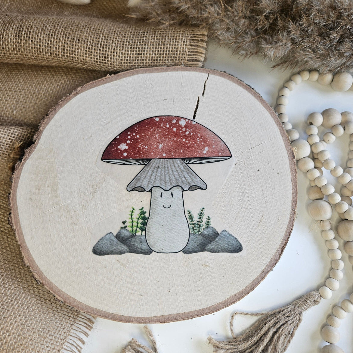 "Pilz rot" Bügelbild zum Aufbügeln – niedlicher lächelnder roter Fliegenpilz mit Pflanzen und Steinen im Aquarellstil auf Holzscheibe, handmade | Little Falili
