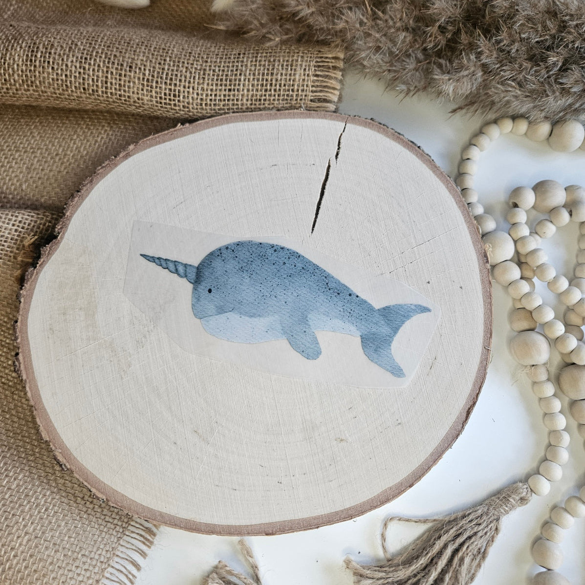 "Narwal" Bügelbild zum Aufbügeln – niedlicher blauer Narwal mit Horn und Punkten im Aquarellstil auf Holzscheibe, handmade | Little Falili
