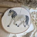 "Pferd trabend" Bügelbild zum Aufbügeln – niedliches beige-graues Pferd im Trab im Zeichenstil auf Holzscheibe, handmade | Little Falili
