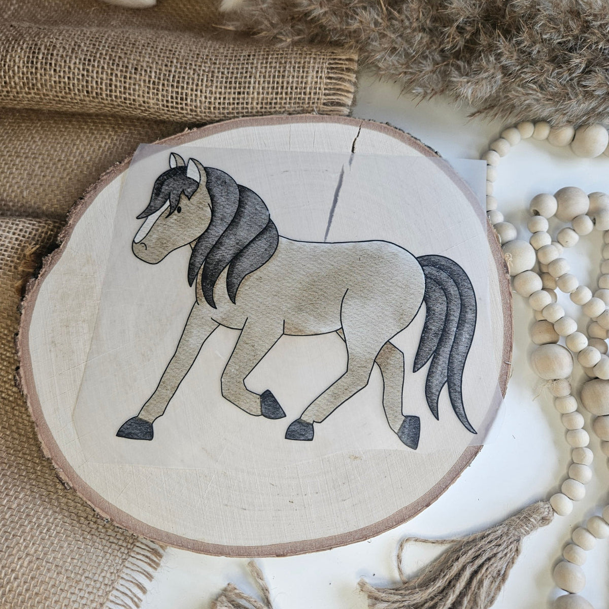 "Pferd trabend" Bügelbild zum Aufbügeln – niedliches beige-graues Pferd im Trab im Zeichenstil auf Holzscheibe, handmade | Little Falili
