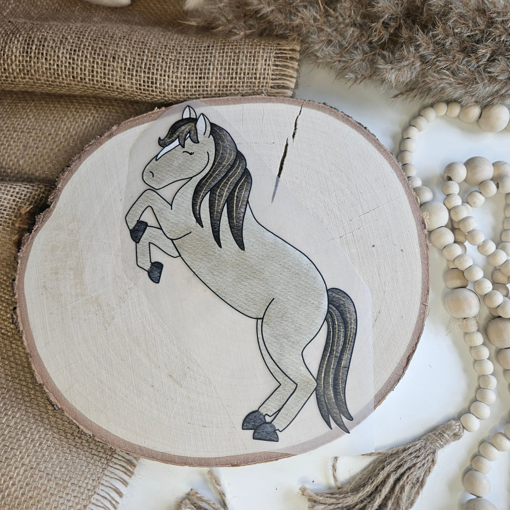 "Pferd steigend" Bügelbild zum Aufbügeln – niedliches beige-graues Pferd steigend auf den Hinterbeinen im Zeichenstil auf Holzscheibe, handmade | Little Falili
