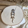 "Winter Otter" Bügelbild zum Aufbügeln – niedlicher schwimmender Otter mit Wintermütze und Schal im Aquarellstil auf Holzscheibe, handmade | Little Falili
