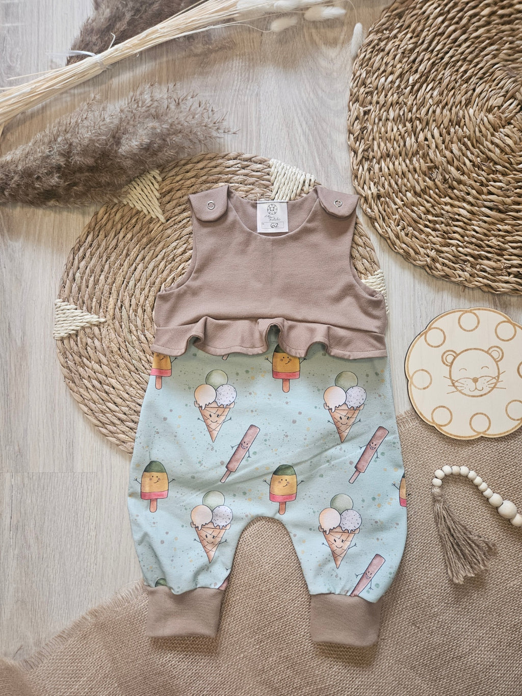 Handgenähter Baby-Strampler "Eis" aus Jersey, 95% Baumwolle, 5% Elasthan. Als Strampler Größen 50–98. 