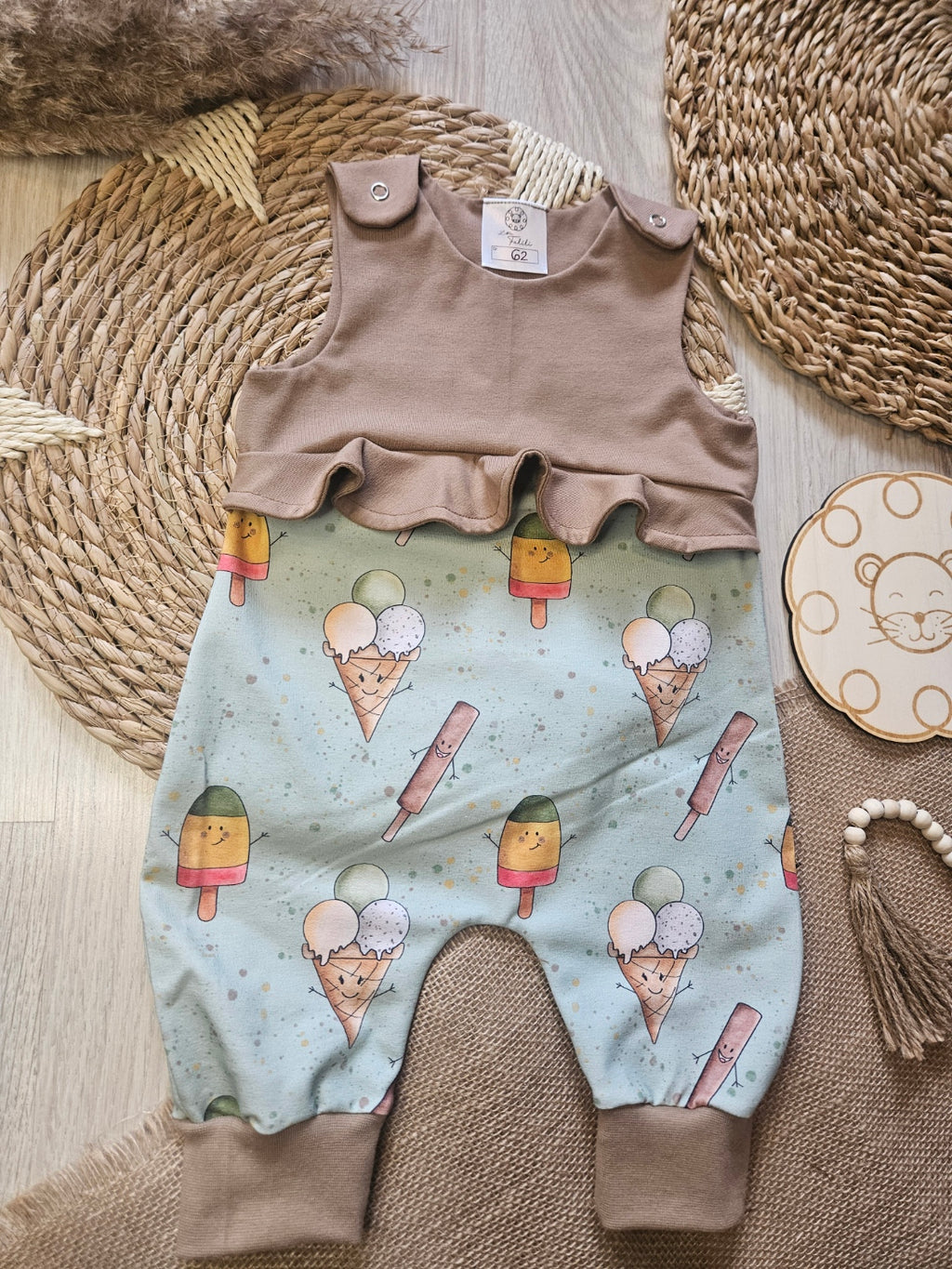 Handgenähter Baby-Strampler "Eis" aus Jersey, 95% Baumwolle, 5% Elasthan. Als Strampler Größen 50–98. 
