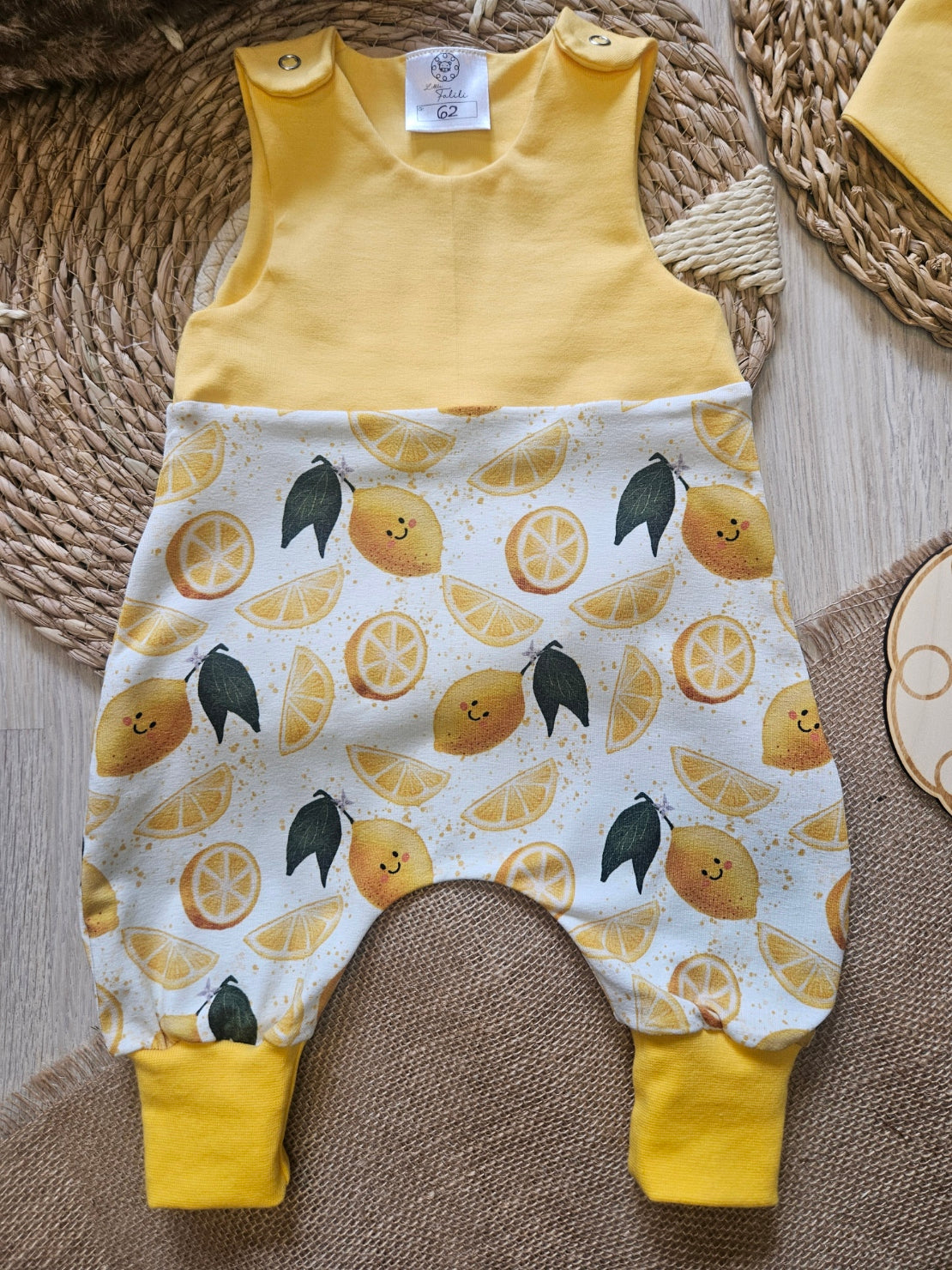 Baby Strampler "Zitronen" mit passendem Halstuch – Set aus Jersey 95% Baumwolle 5% Elasthan, handgenäht | Little Falili
