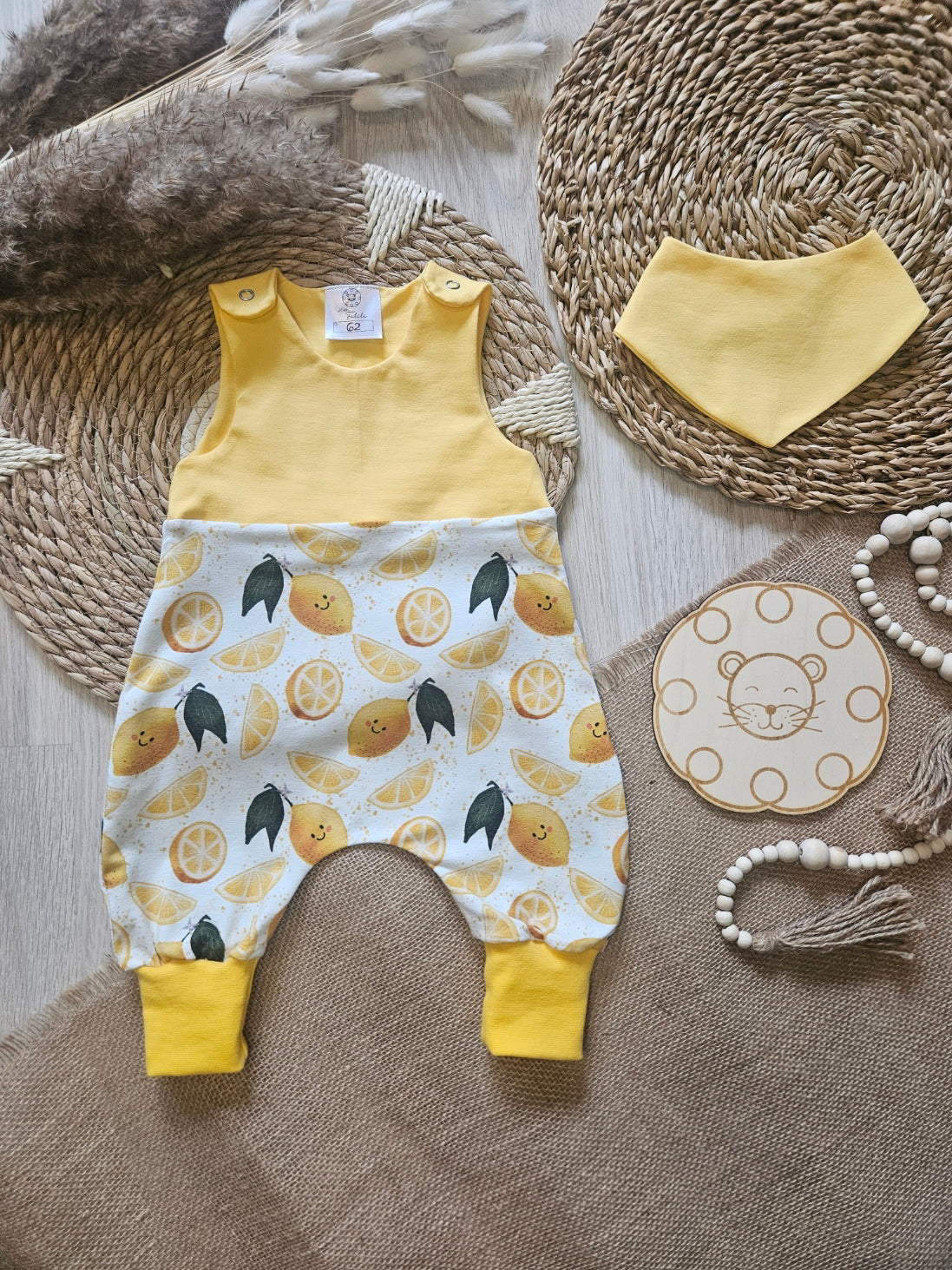 Baby Strampler "Zitronen" Frontansicht – selbst gezeichnetes Zitronen-Design, Jersey 95% Baumwolle 5% Elasthan, handgenäht | Little Falili
