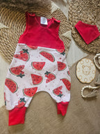 Baby Strampler "Melone" mit passendem Halstuch – Set aus Jersey 95% Baumwolle 5% Elasthan, handgenäht | Little Falili
