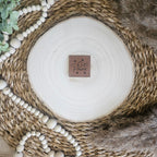 Quadratisches braunes PU-Kunstlederlabel mit dem Schriftzug „Girl Power“ und Sternen auf einer hellen Holzscheibe im natürlichen Boho-Stil.
