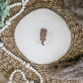 Braunes PU-Kunstlederlabel mit dem Schriftzug „Otter“ auf einer hellen Holzscheibe im natürlichen Boho-Stil.