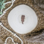 Braunes PU-Kunstlederlabel mit dem Schriftzug „Otter“ auf einer hellen Holzscheibe im natürlichen Boho-Stil.