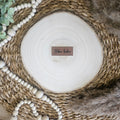 Braunes PU-Kunstlederlabel mit dem Schriftzug „Biber Fieber“ auf einer hellen Holzscheibe im natürlichen Boho-Stil.
