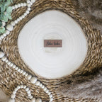 Braunes PU-Kunstlederlabel mit dem Schriftzug „Biber Fieber“ auf einer hellen Holzscheibe im natürlichen Boho-Stil.