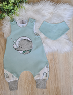 Baby Strampler "Elefant" mint mit Elefant-Stickmotiv und passendem Halstuch, handmade von Little Falili 
