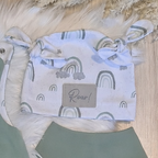 Baby Strampler "Langhals Dinos" in grün mit Dino-Stickmotiv, French Terry & Jersey, 95% Baumwolle 5% Elasthan – Mütze separat erhältlich | Little Falili
